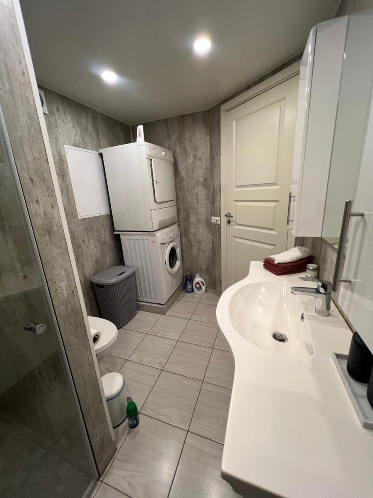 Apartment Sokkelleilighet I Enebolig I Naer Stranden